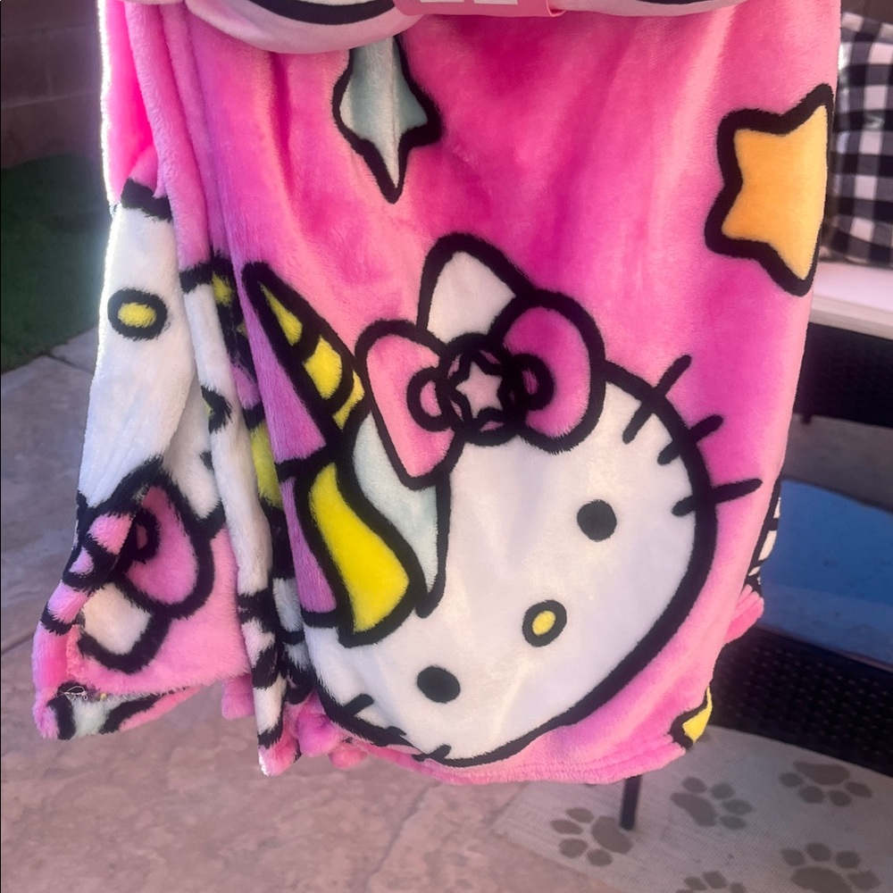 NEW Hello Kitty Pink and White Throw Set